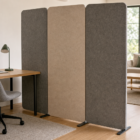 Grauer und beigefarbener Raumteiler aus Filz im Homeoffice