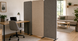 Grauer und beigefarbener Raumteiler aus Filz im Homeoffice
