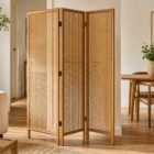 Dreiteiliger Raumteiler aus Rattan in einem hellen Wohnraum